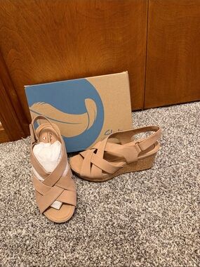 Clarks Women’s Beige/Tan Wedge Slingback Sandals
